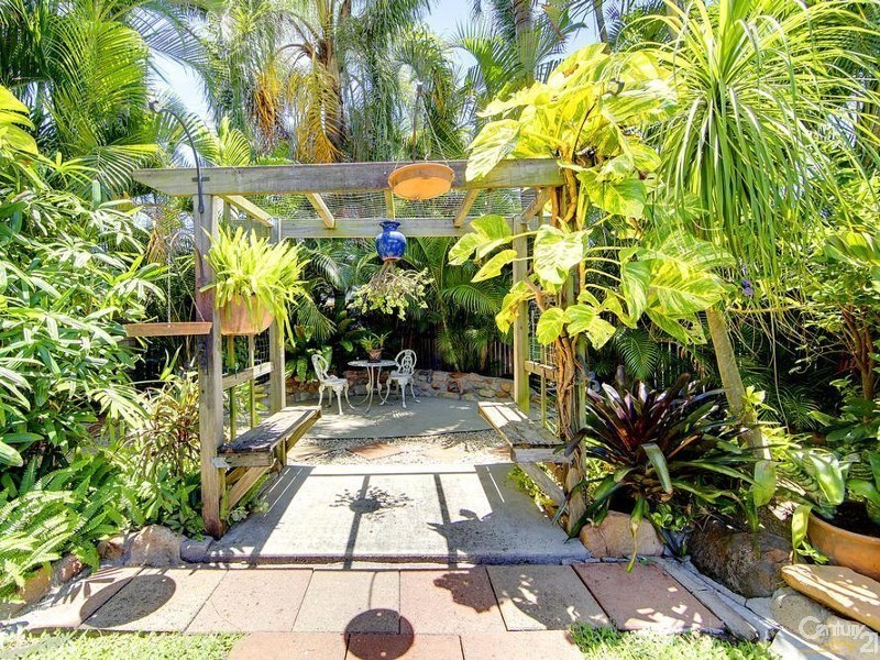 19 AMBER AVENUE, Rasmussen QLD 4815