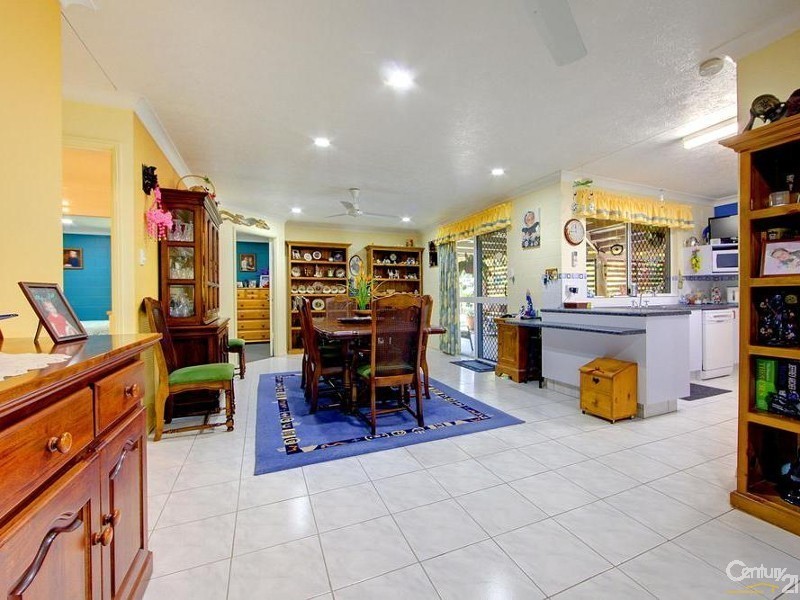 19 AMBER AVENUE, Rasmussen QLD 4815