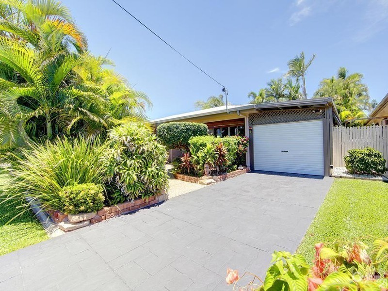 19 AMBER AVENUE, Rasmussen QLD 4815