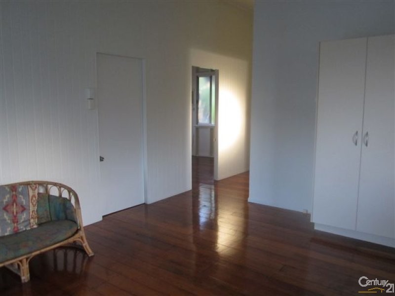 4 VIRGIL STREET, Hyde Park QLD 4812