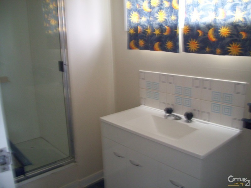 77 IRELAND ST, Oonoonba QLD 4811