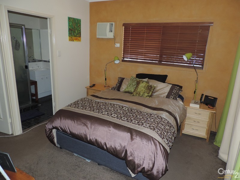 27 WOODLAKE AVENUE, Kirwan QLD 4817