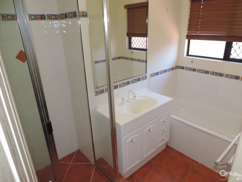 27 WOODLAKE AVENUE, Kirwan QLD 4817