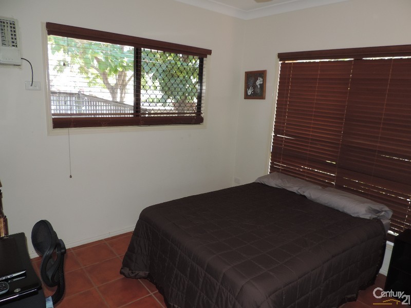 27 WOODLAKE AVENUE, Kirwan QLD 4817