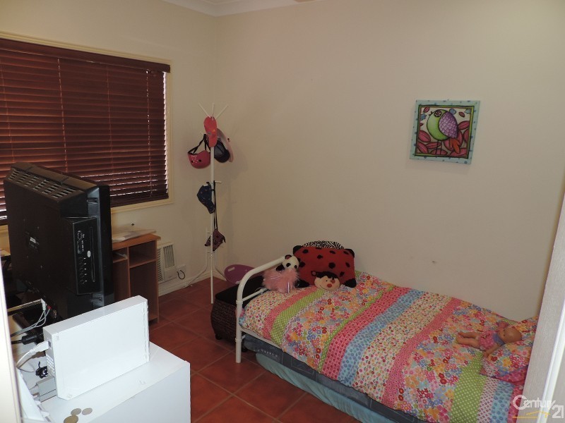 27 WOODLAKE AVENUE, Kirwan QLD 4817