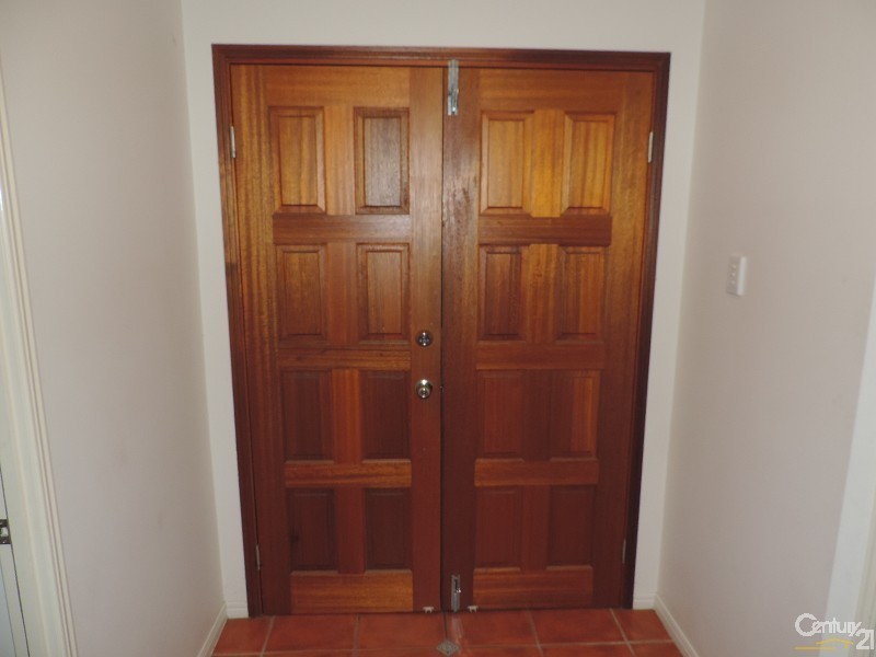 27 WOODLAKE AVENUE, Kirwan QLD 4817