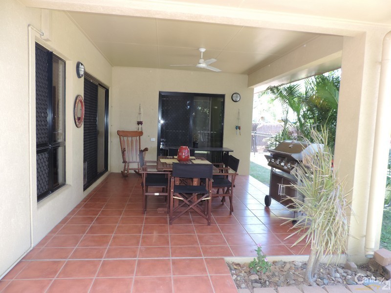 27 WOODLAKE AVENUE, Kirwan QLD 4817