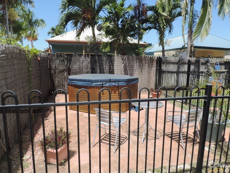 27 WOODLAKE AVENUE, Kirwan QLD 4817