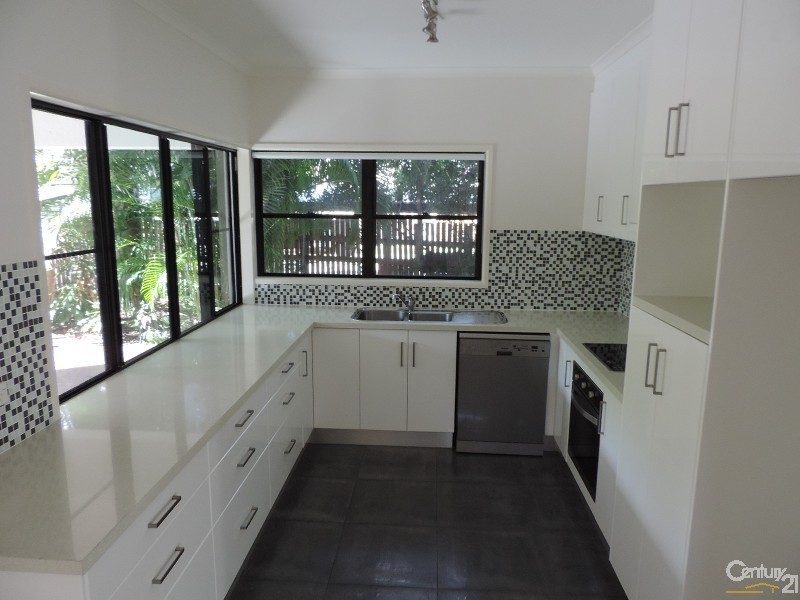 9 CAMPBELL, Hermit Park QLD 4812