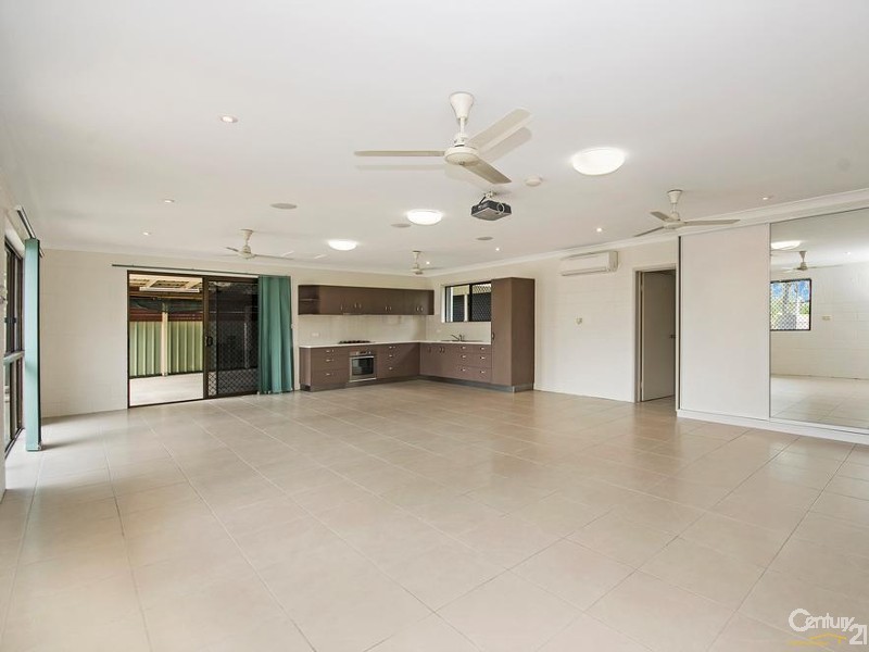 5 SANTAL DRIVE, Rasmussen QLD 4815
