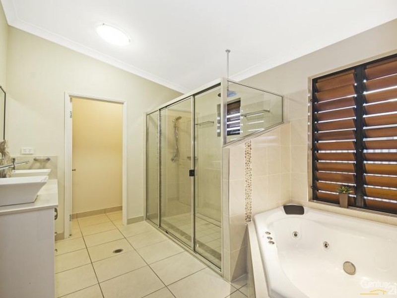 27 DUNGURRA PLACE, Bushland Beach QLD 4818