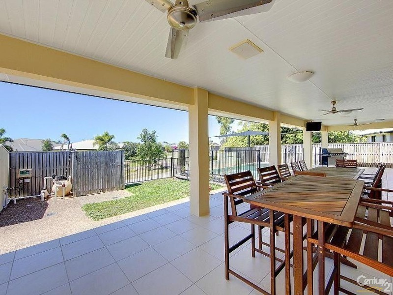 27 DUNGURRA PLACE, Bushland Beach QLD 4818