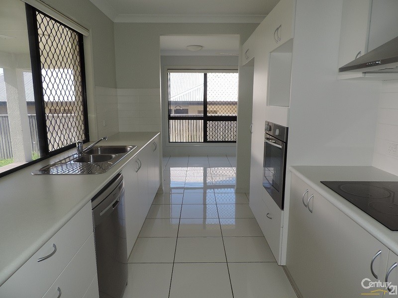 Bushland Beach QLD 4818