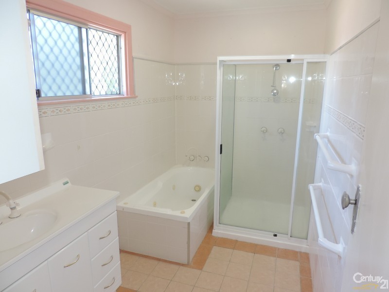 31 MONTGOMERY STREET, West End QLD 4810