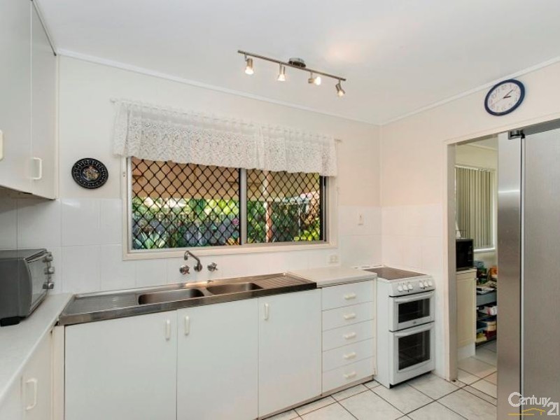 21 SEAWARD CRESCENT, Pallarenda QLD 4810