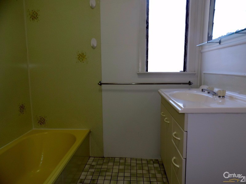 4 BRISK STREET, Rowes Bay QLD 4810