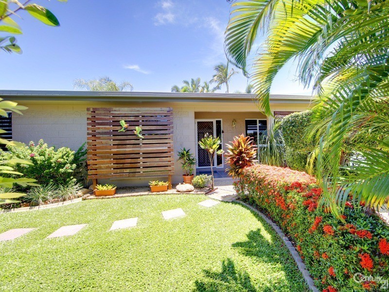 19 AMBER AVENUE, Rasmussen QLD 4815