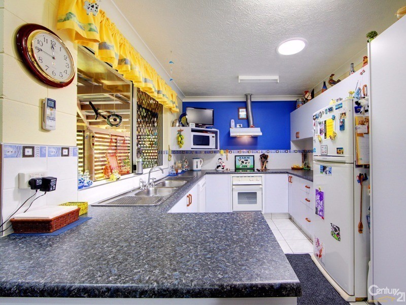 19 AMBER AVENUE, Rasmussen QLD 4815