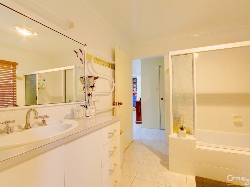 19 AMBER AVENUE, Rasmussen QLD 4815