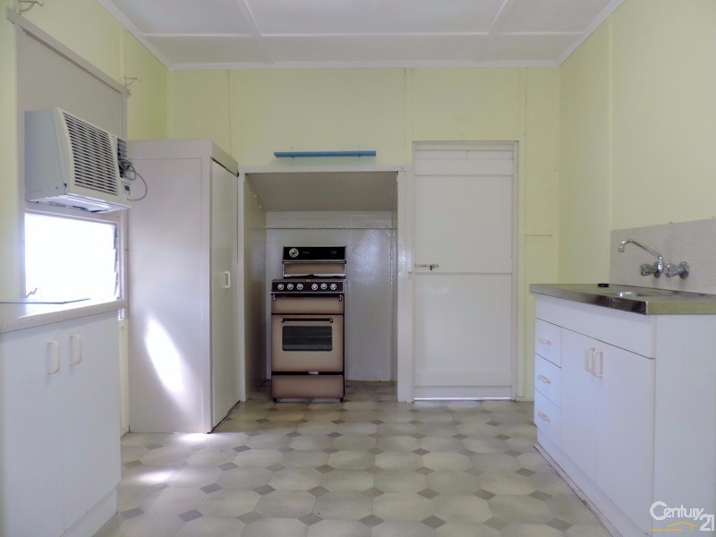 16 NORTH STREET, West End QLD 4810