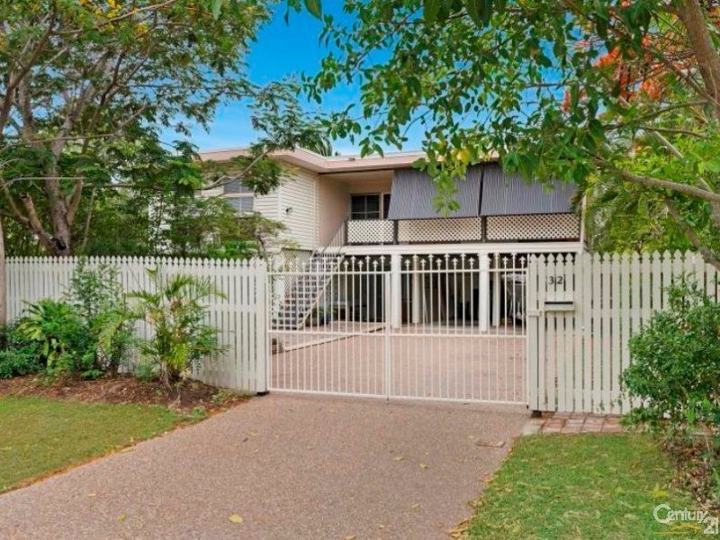 32 BAY STREET, Pallarenda QLD 4810