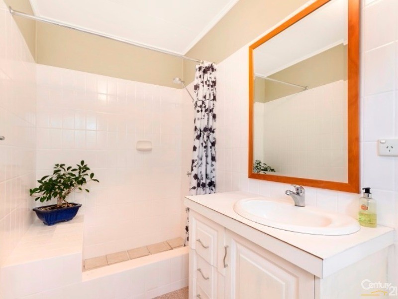 32 BAY STREET, Pallarenda QLD 4810