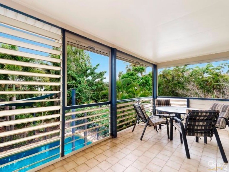 32 BAY STREET, Pallarenda QLD 4810