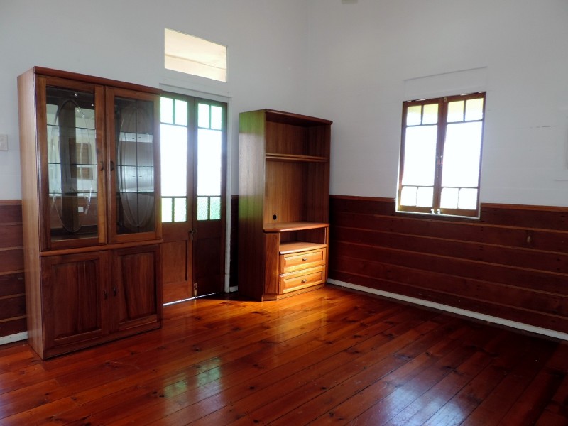 4 FOURTH AVENUE, South Townsville QLD 4810