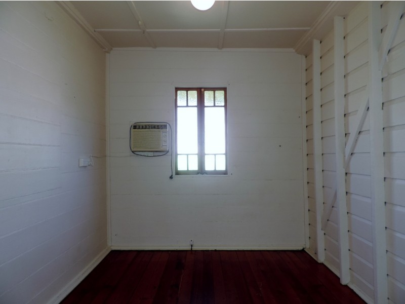 4 FOURTH AVENUE, South Townsville QLD 4810