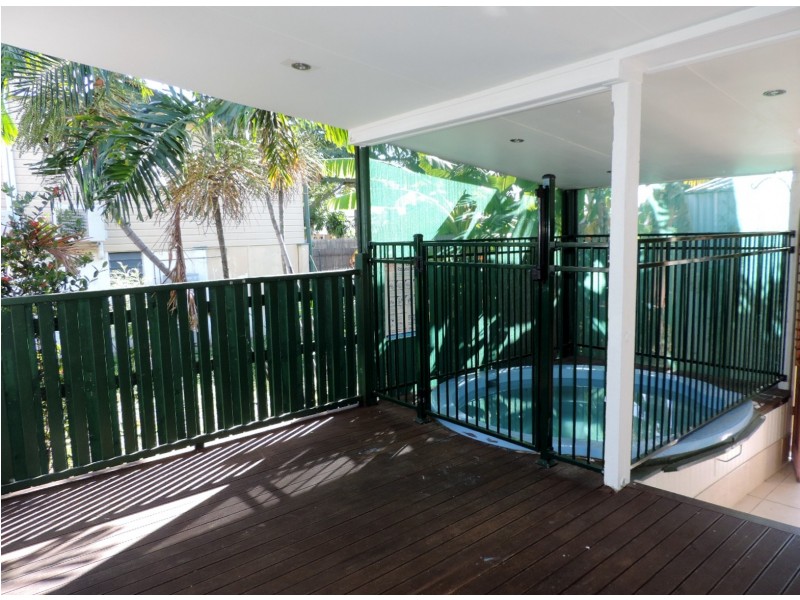 4 FOURTH AVENUE, South Townsville QLD 4810