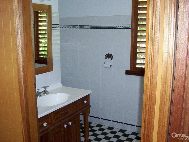 24 ESTATE STREET, West End QLD 4810