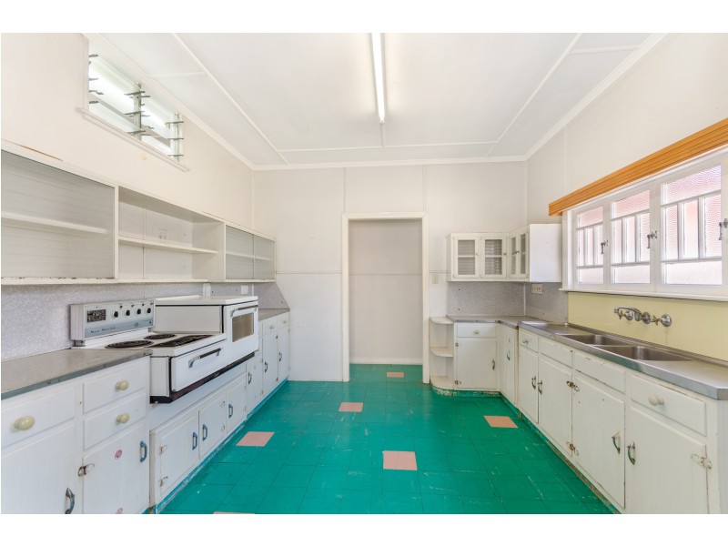 11 HOWITT STREET, North Ward QLD 4810