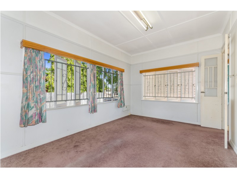 11 HOWITT STREET, North Ward QLD 4810