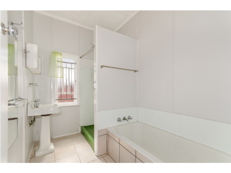 11 HOWITT STREET, North Ward QLD 4810