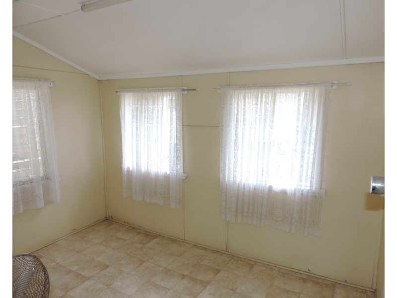 4 TULLY STREET, South Townsville QLD 4810