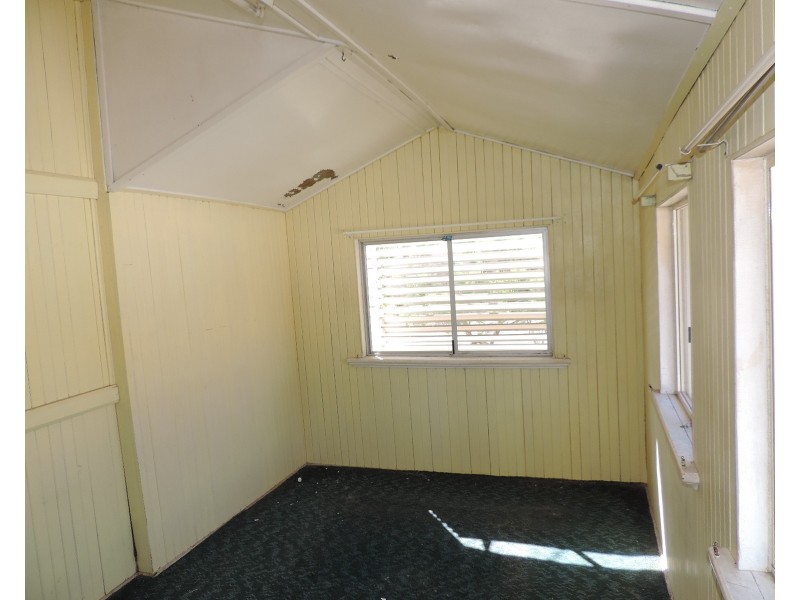 4 TULLY STREET, South Townsville QLD 4810