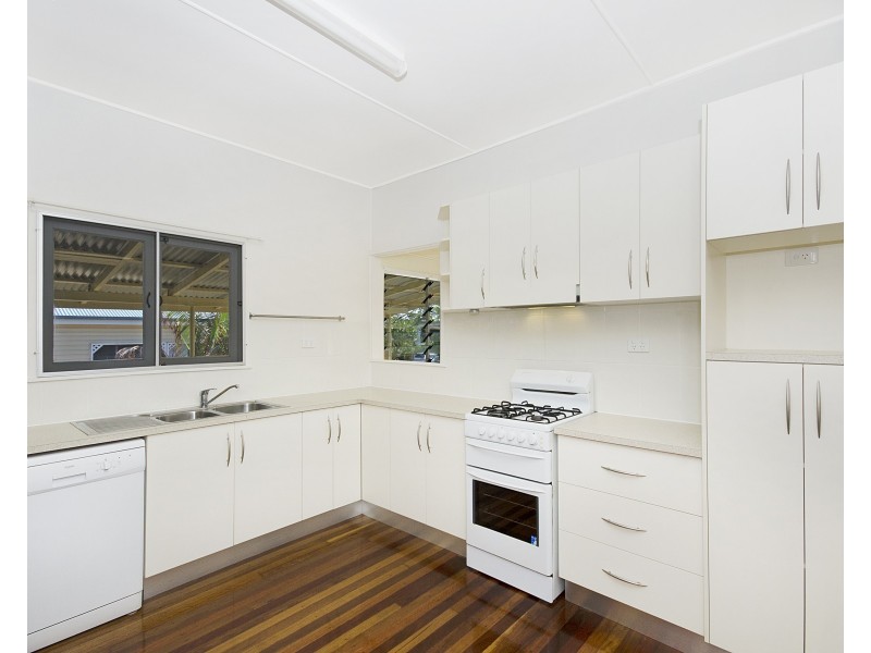 10 BAY STREET, Pallarenda QLD 4810