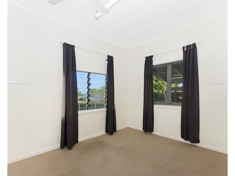 10 BAY STREET, Pallarenda QLD 4810