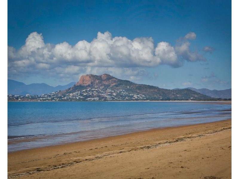 10 BAY STREET, Pallarenda QLD 4810