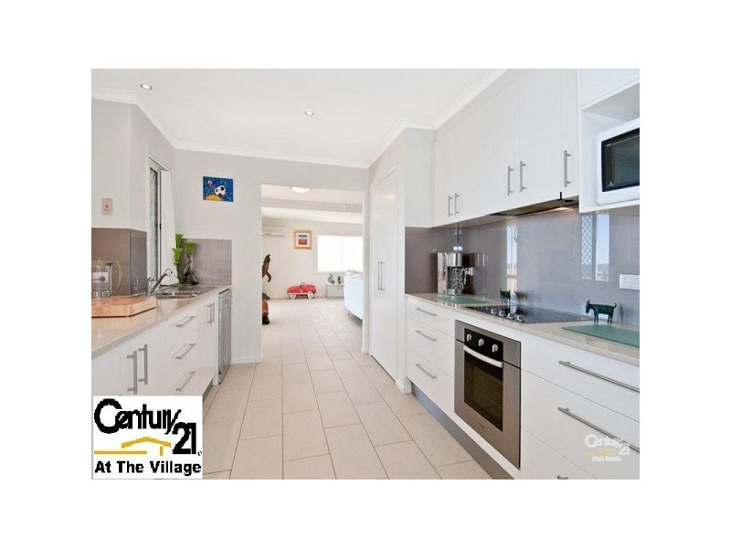 28 Hillside Cres, Edens Landing QLD 4207