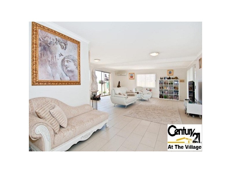 28 Hillside Cres, Edens Landing QLD 4207