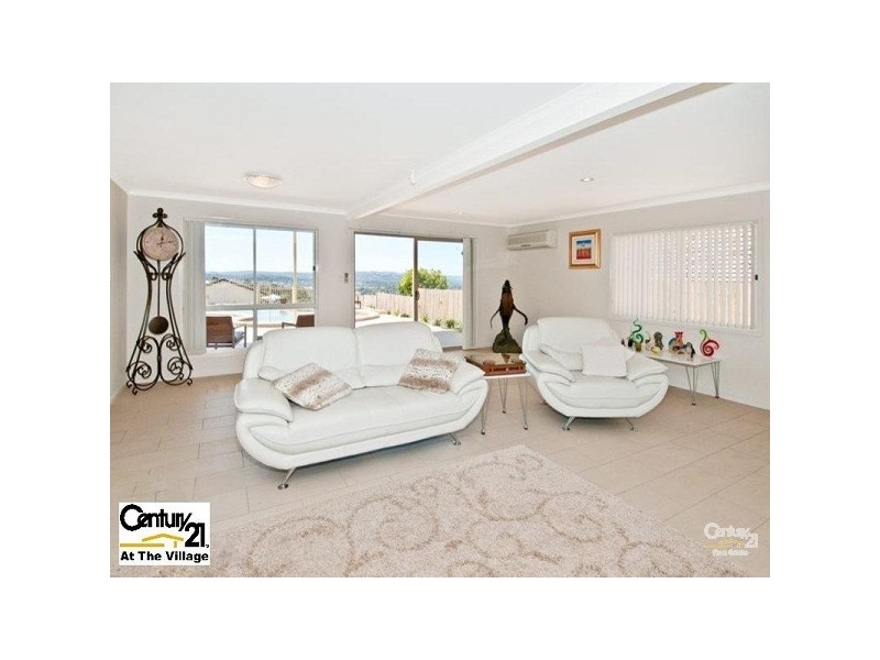 28 Hillside Cres, Edens Landing QLD 4207