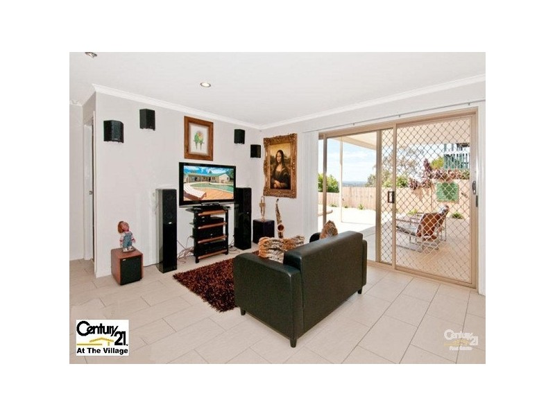 28 Hillside Cres, Edens Landing QLD 4207