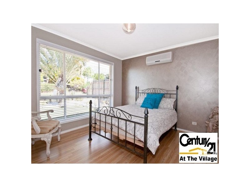 28 Hillside Cres, Edens Landing QLD 4207