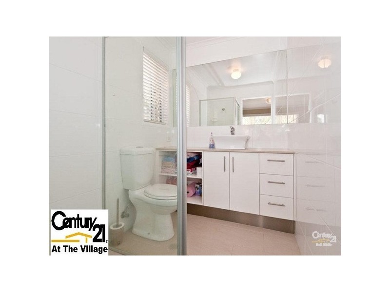 28 Hillside Cres, Edens Landing QLD 4207