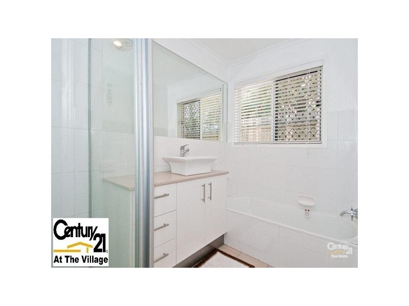 28 Hillside Cres, Edens Landing QLD 4207