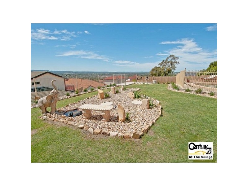 28 Hillside Cres, Edens Landing QLD 4207