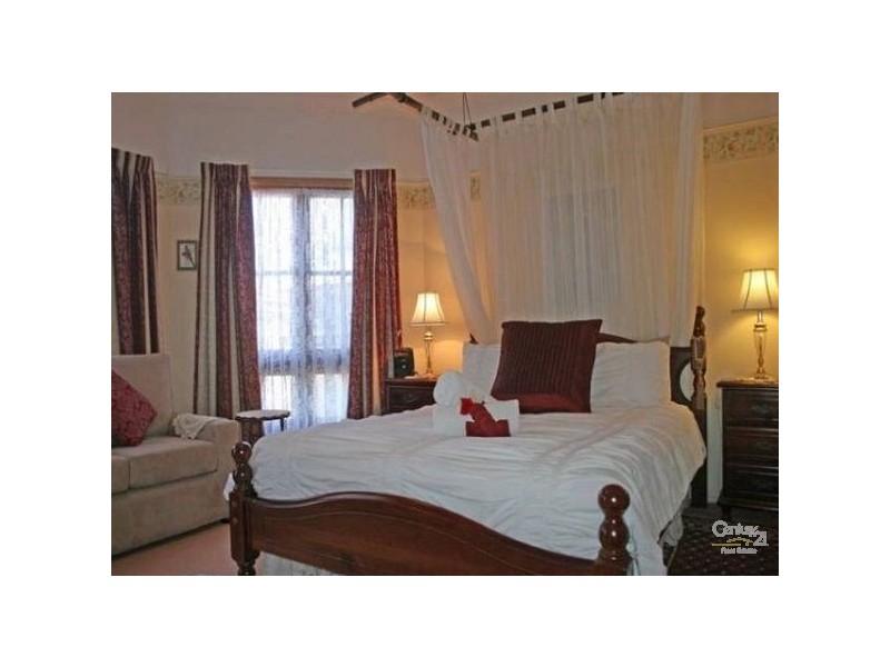 8 Wongawallan Road, Tamborine Mountain QLD 4272