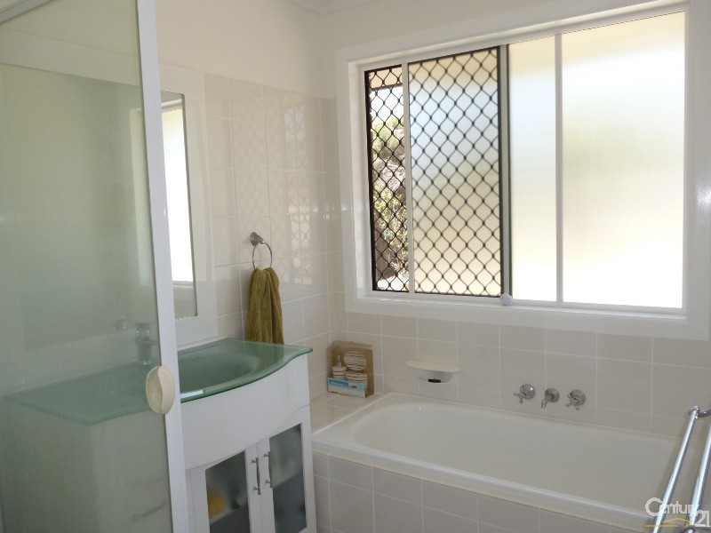 8 Eastwell Court, Mount Warren Park QLD 4207