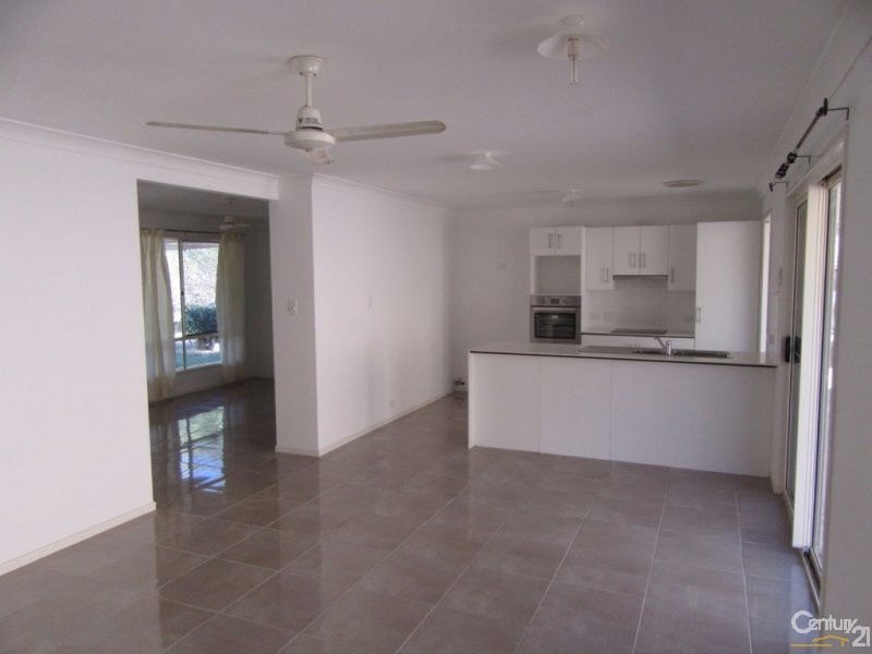 27 Smales Close, Kooralbyn QLD 4285